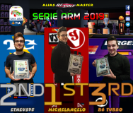 Podio con trofei dei primi tre classificati del campionato Serie ARM 2019